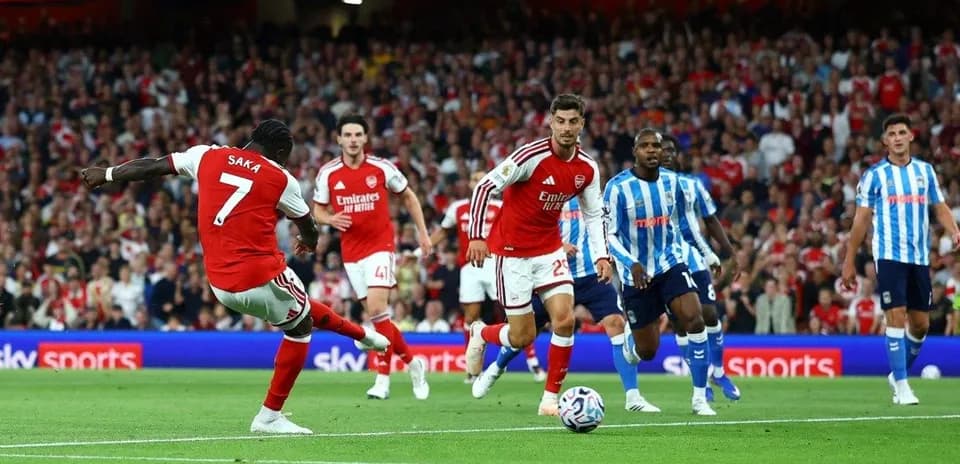 Saka disparando a portería durante el partido