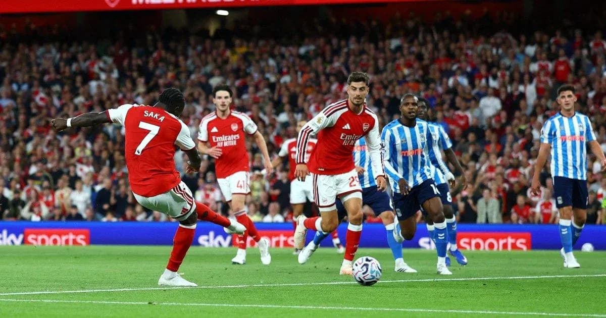 Saka disparando a portería durante el partido