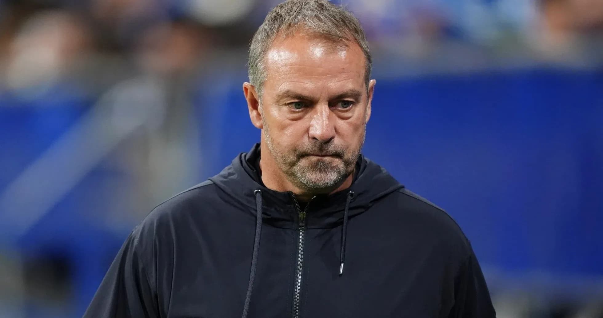 Entrenador en el banquillo durante el partido