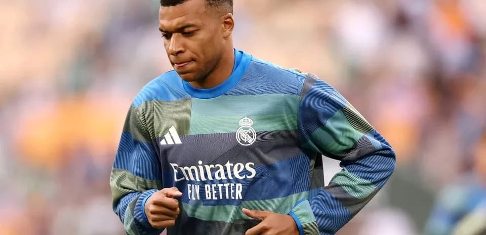 Jugador calentando con camiseta del Real Madrid