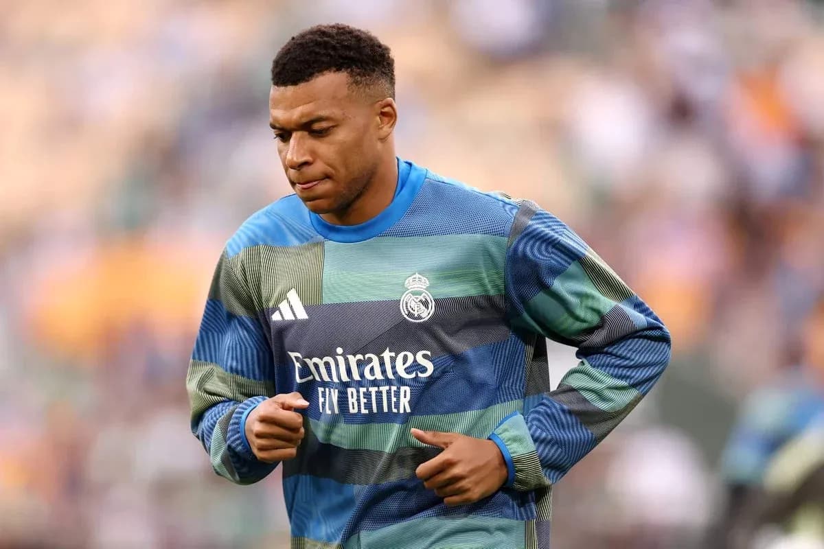 Jugador calentando con camiseta del Real Madrid