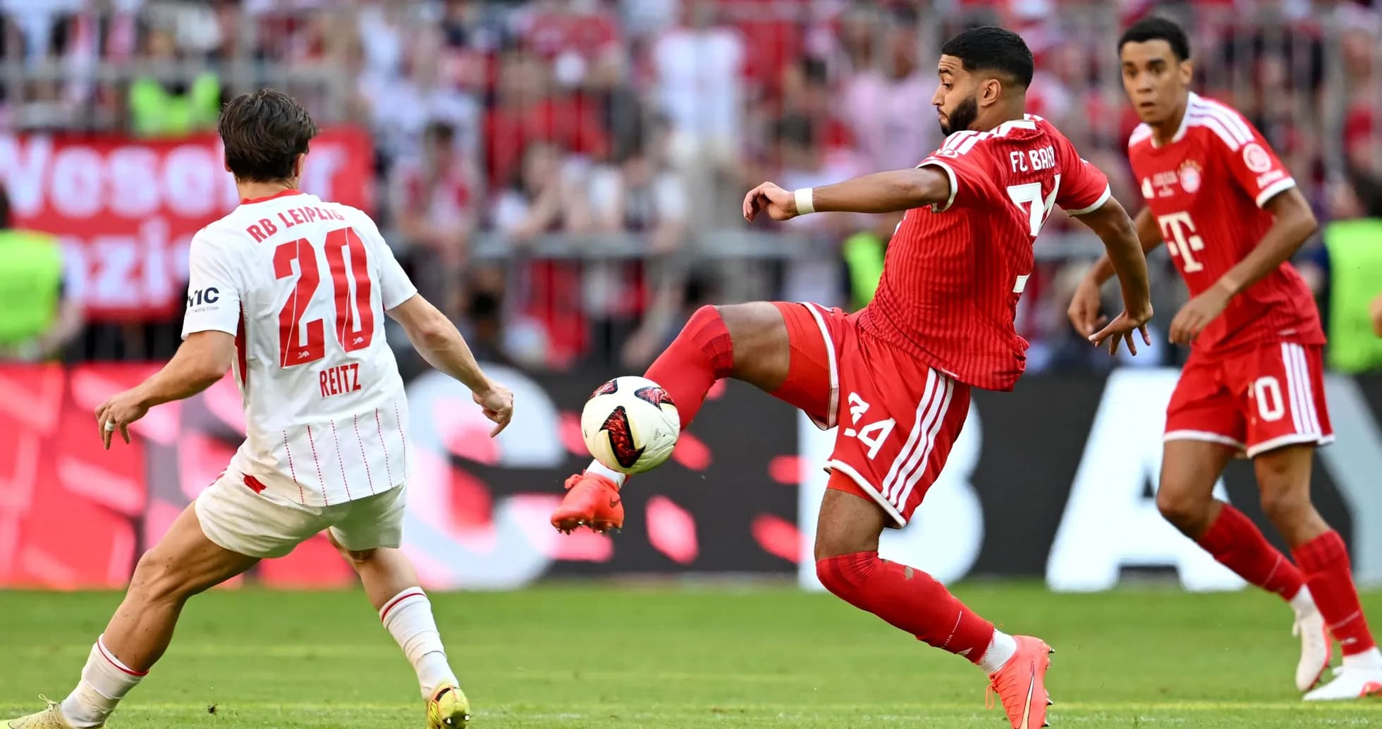 Jugador de RB Leipzig y FC Bayern en acción