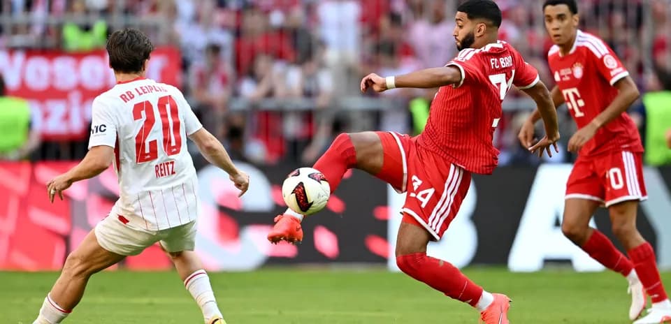 Jugador de RB Leipzig y FC Bayern en acción