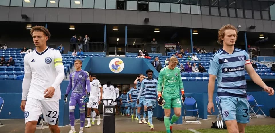 Jugadores de Sporting KC II y Ventura County entrando al campo