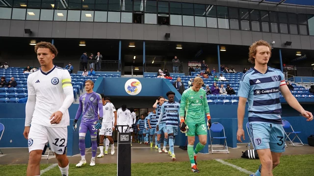 Jugadores de Sporting KC II y Ventura County entrando al campo