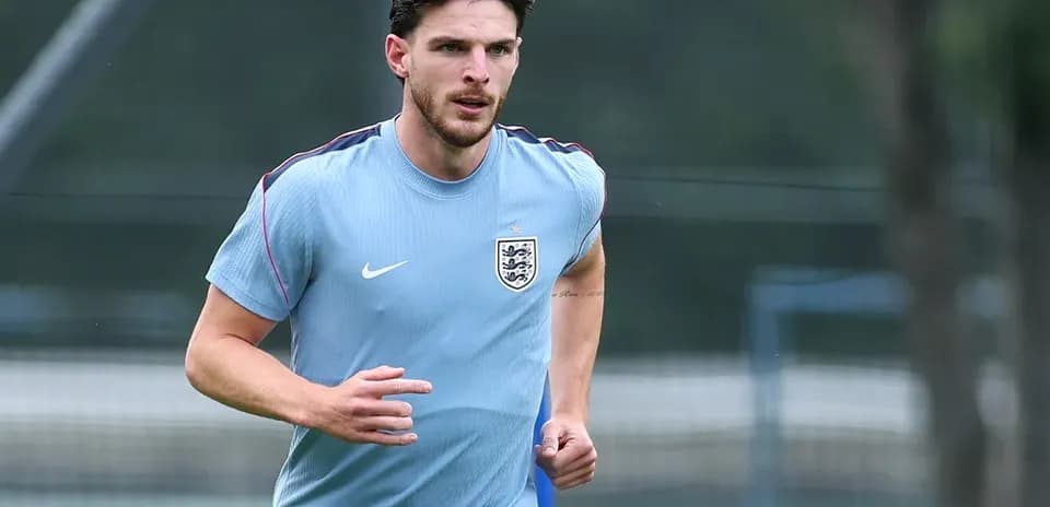 Jugador entrenando en campo con camiseta de Inglaterra