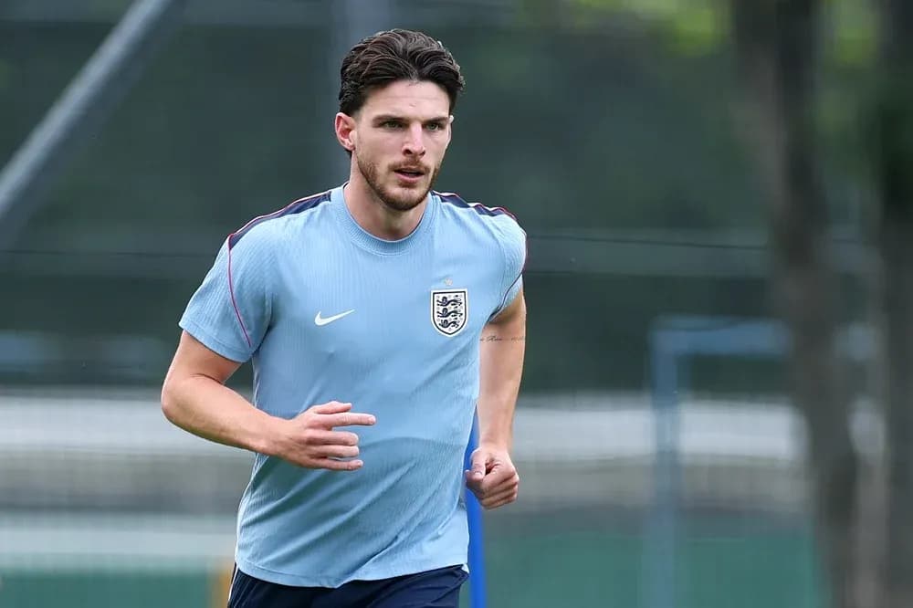 Jugador entrenando en campo con camiseta de Inglaterra