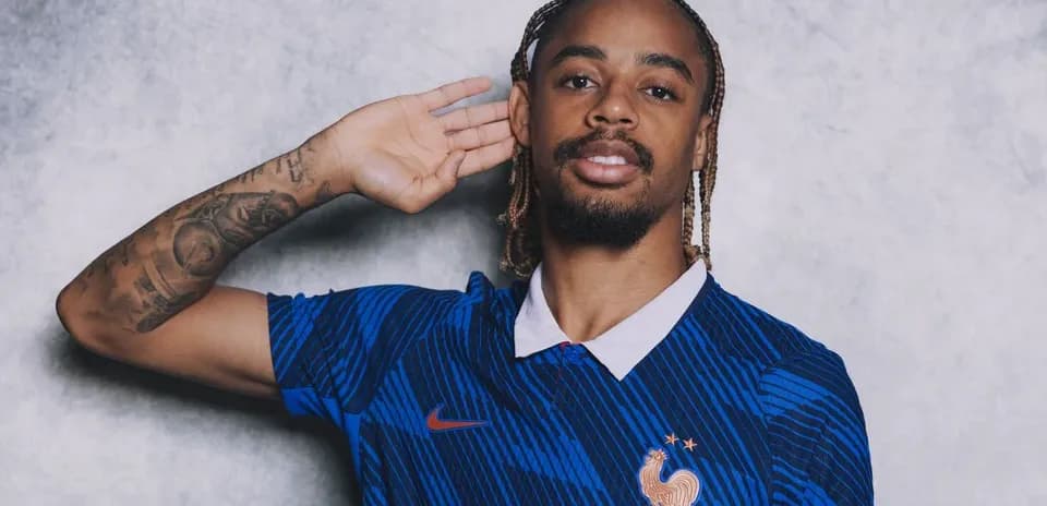 Jugador de fútbol posando con camiseta de Francia