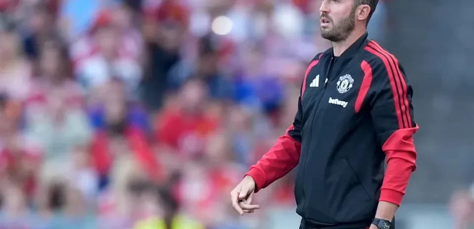Entrenador de Manchester United en la línea de banda