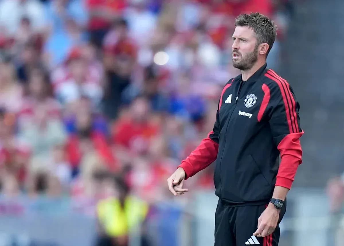 Entrenador de Manchester United en la línea de banda