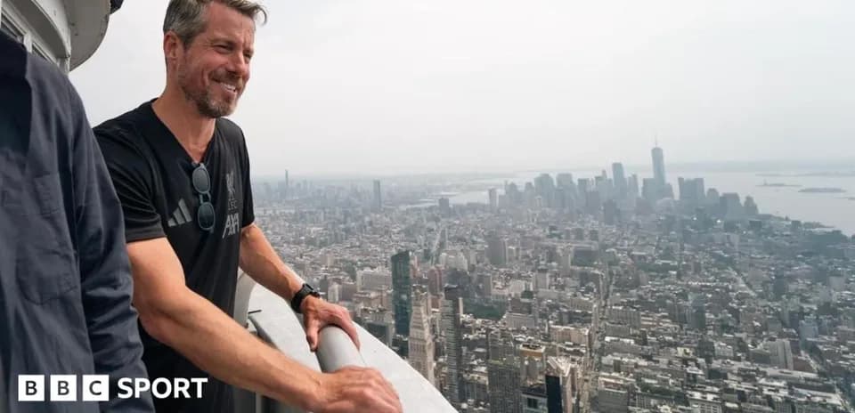 Hombre en un mirador con vista a la ciudad
