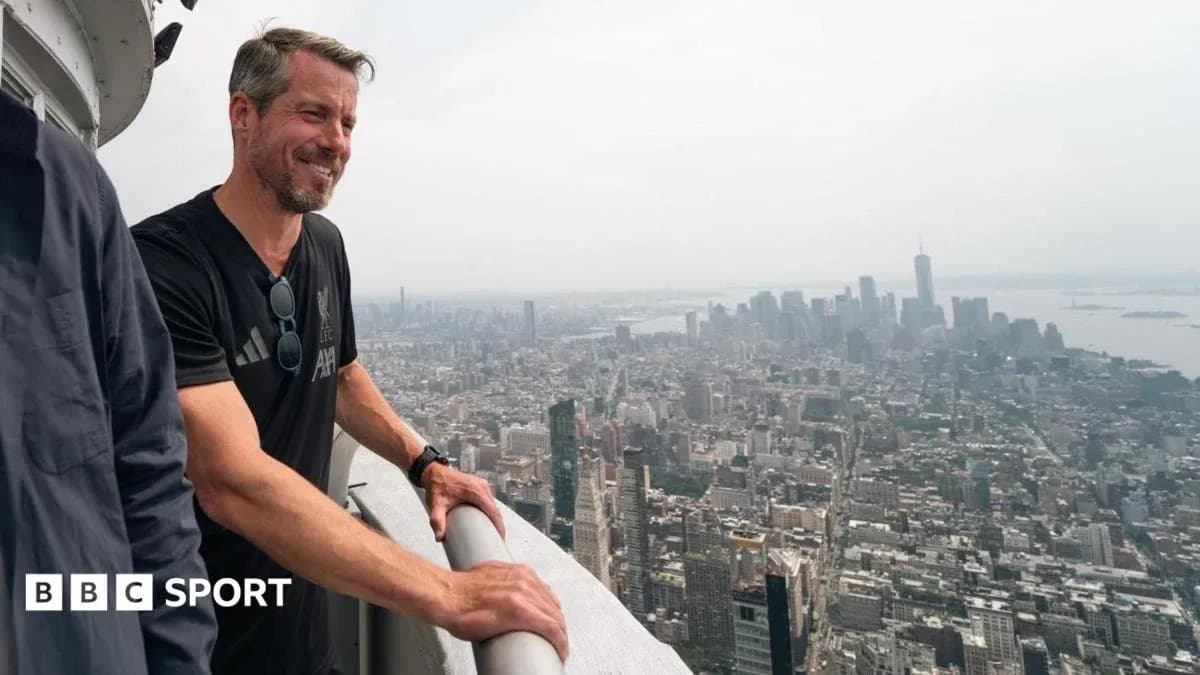 Hombre en un mirador con vista a la ciudad