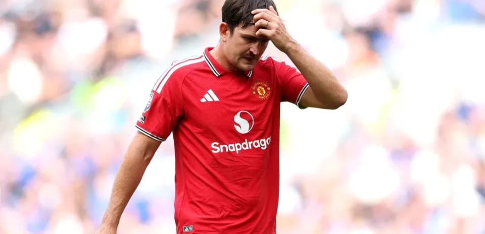 Jugador de Manchester United con camiseta roja durante el partido