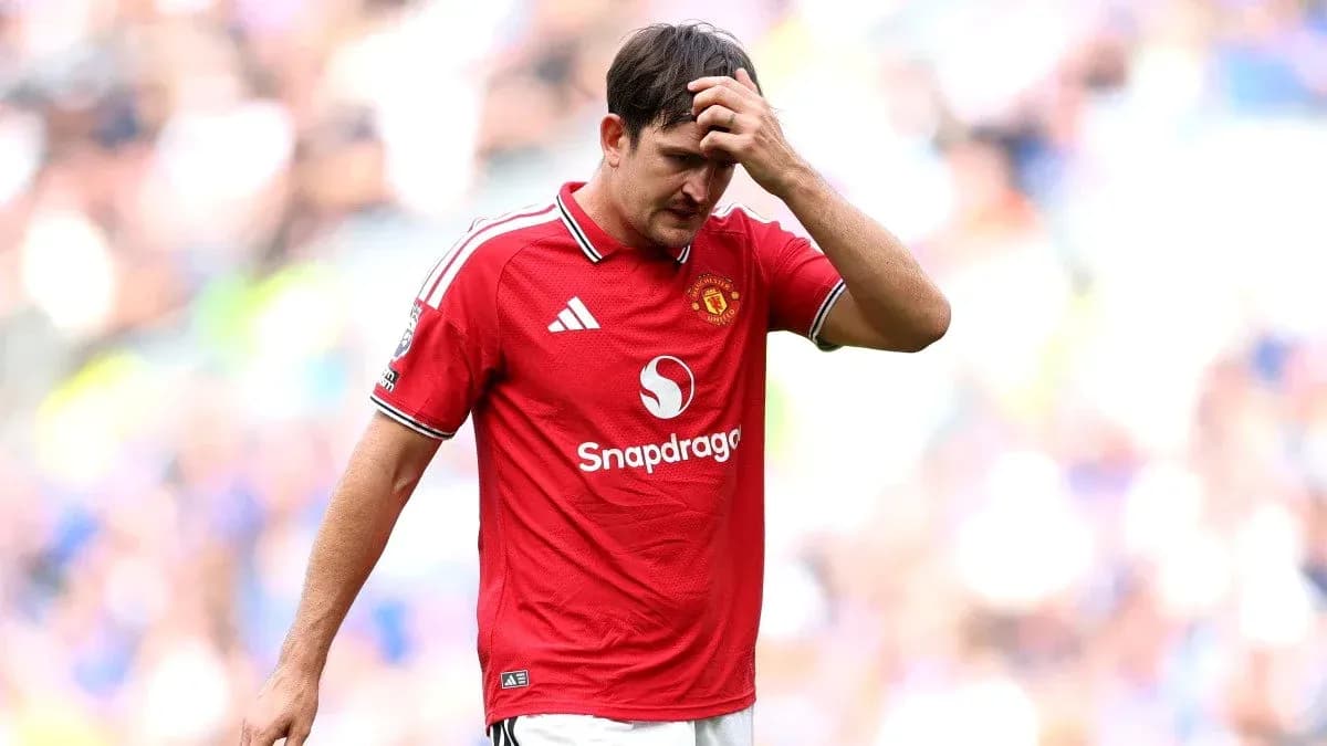 Jugador de Manchester United con camiseta roja durante el partido