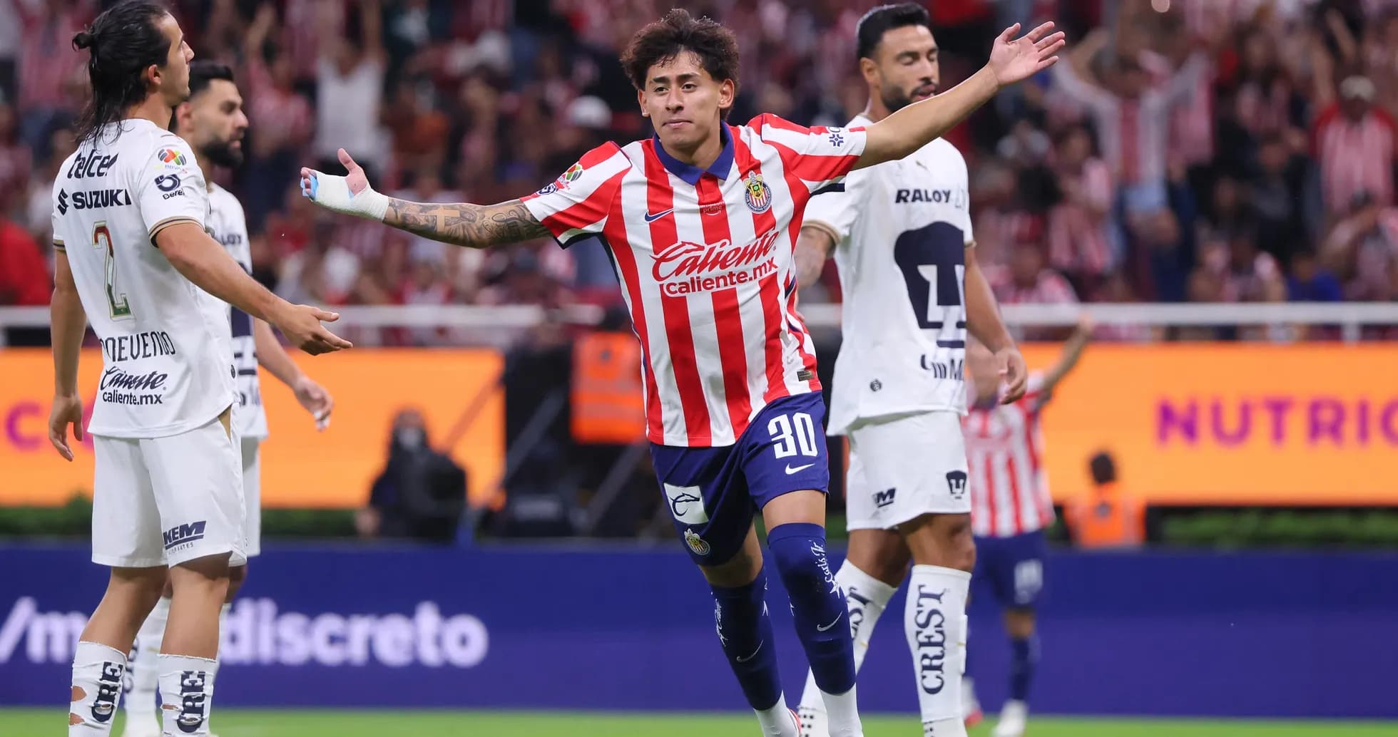 Jugador de Chivas celebrando un gol