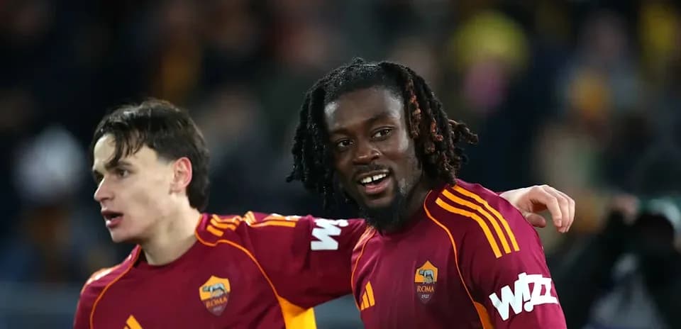 Jugadores de la AS Roma celebrando en el campo