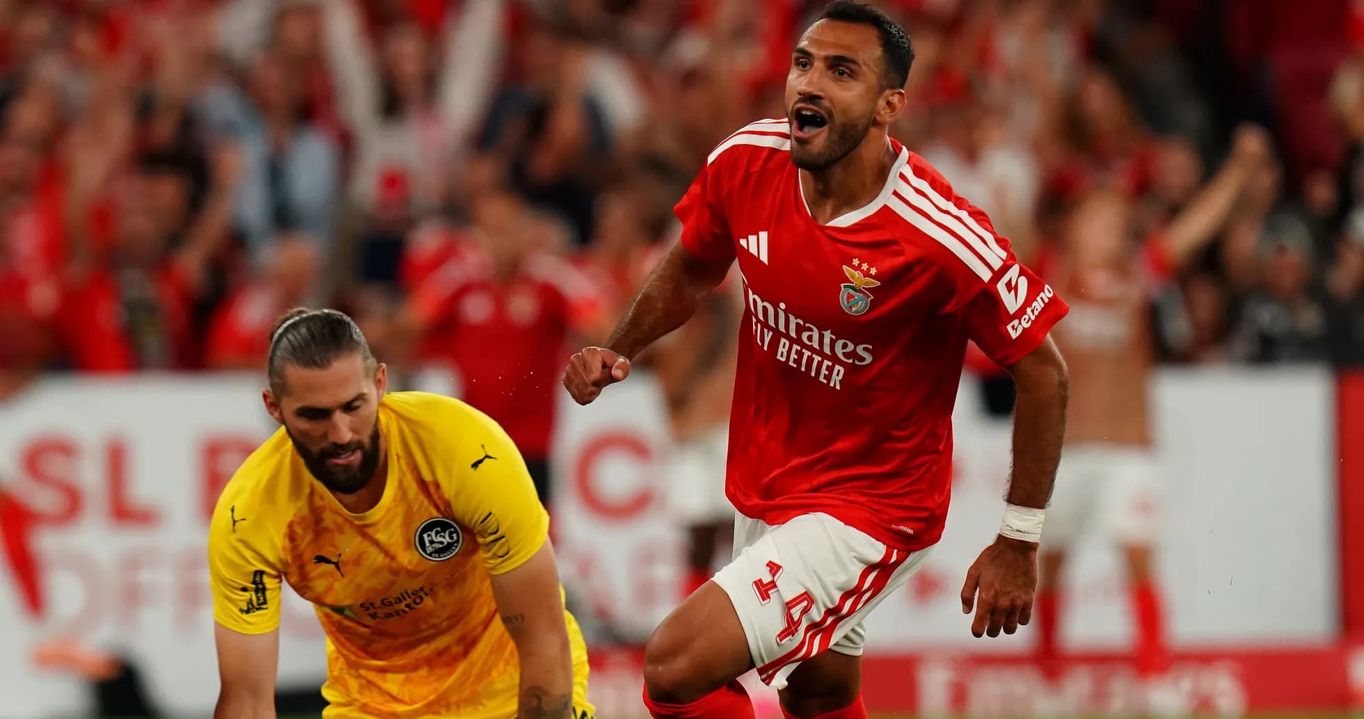 Jugador de Benfica celebrando tras anotar un gol