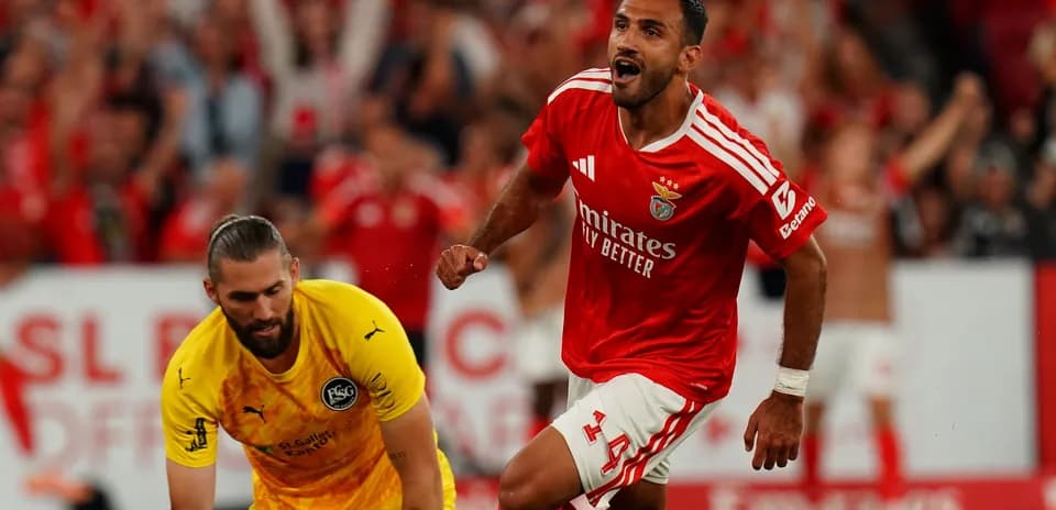Jugador de Benfica celebrando tras anotar un gol