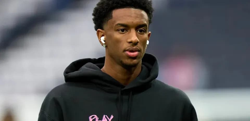 Jugador usando auriculares antes del partido
