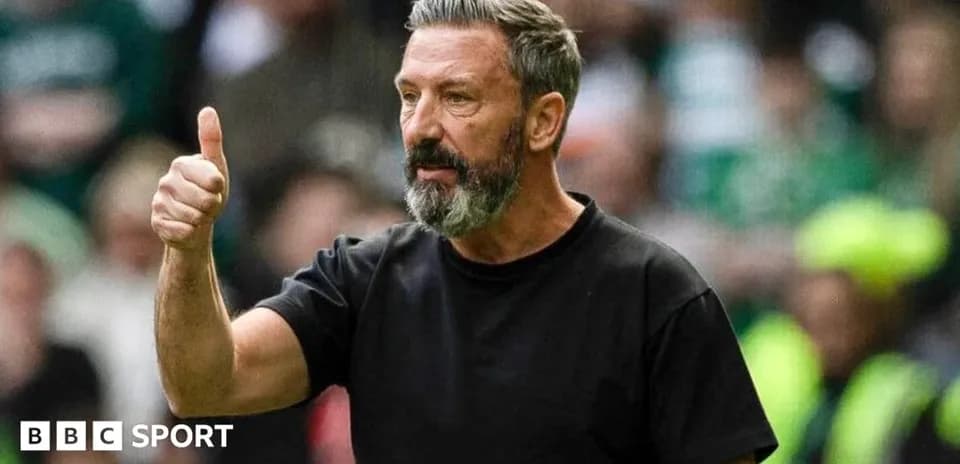 Entrenador dando pulgar arriba en el partido