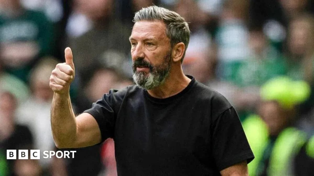 Entrenador dando pulgar arriba en el partido