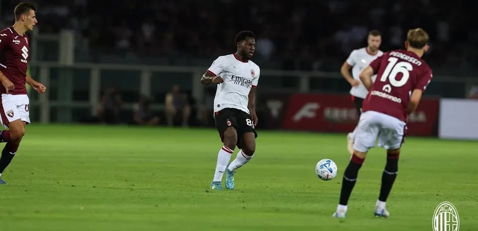 Jugador de AC Milan pasando el balón