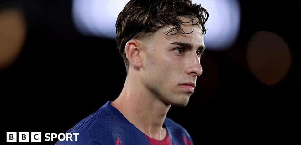 Jugador de fútbol con uniforme de Barcelona mirando