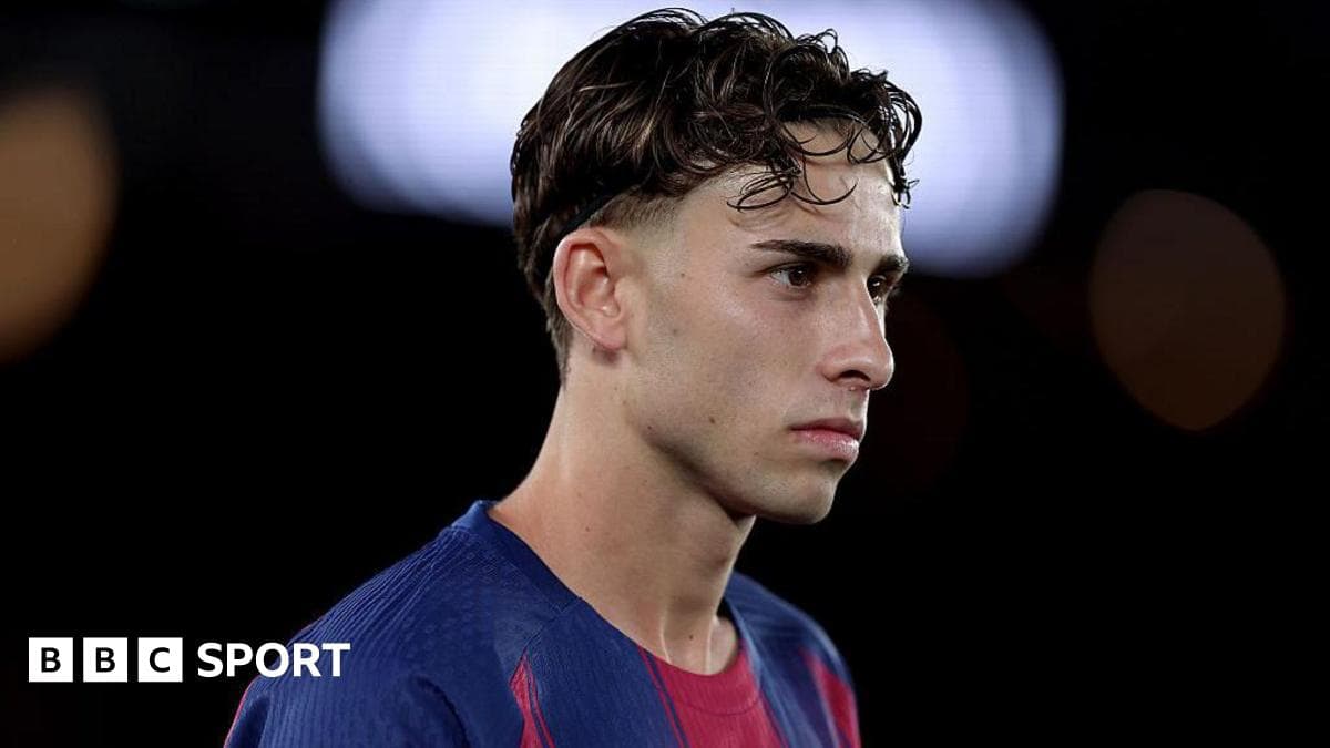 Jugador de fútbol con uniforme de Barcelona mirando