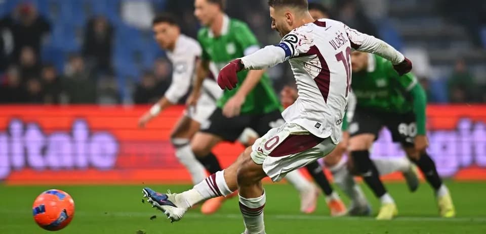 Un jugador de Torino ejecutando un penalti