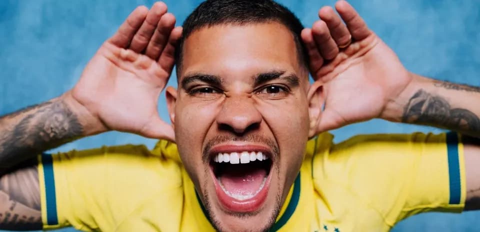 Jugador con camiseta amarilla sonriendo y gritando