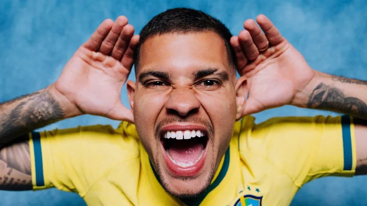Jugador con camiseta amarilla sonriendo y gritando