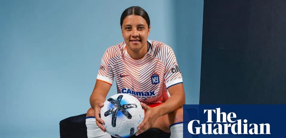 Jugadora sosteniendo un balón en estudio fotográfico