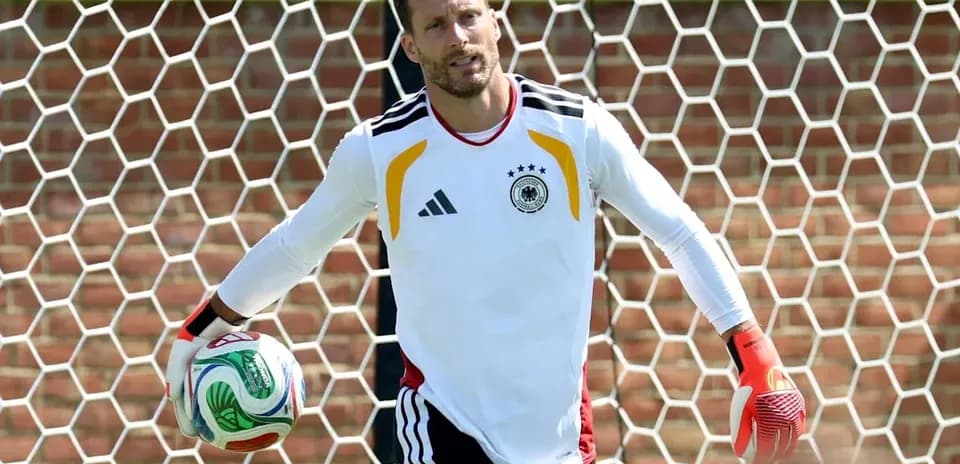 Portero alemán sosteniendo un balón en entrenamiento