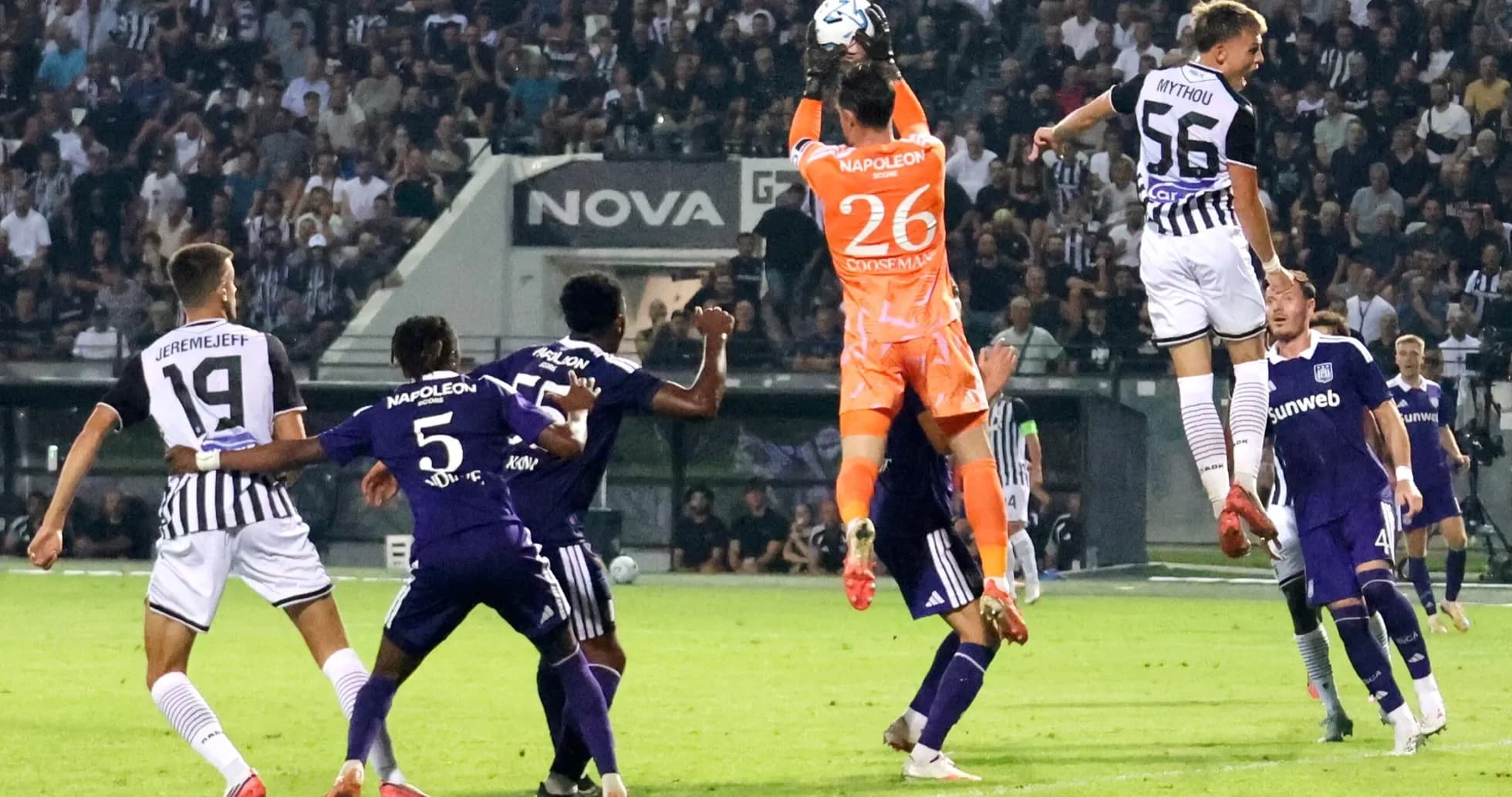 Portero atrapando el balón en partido de fútbol