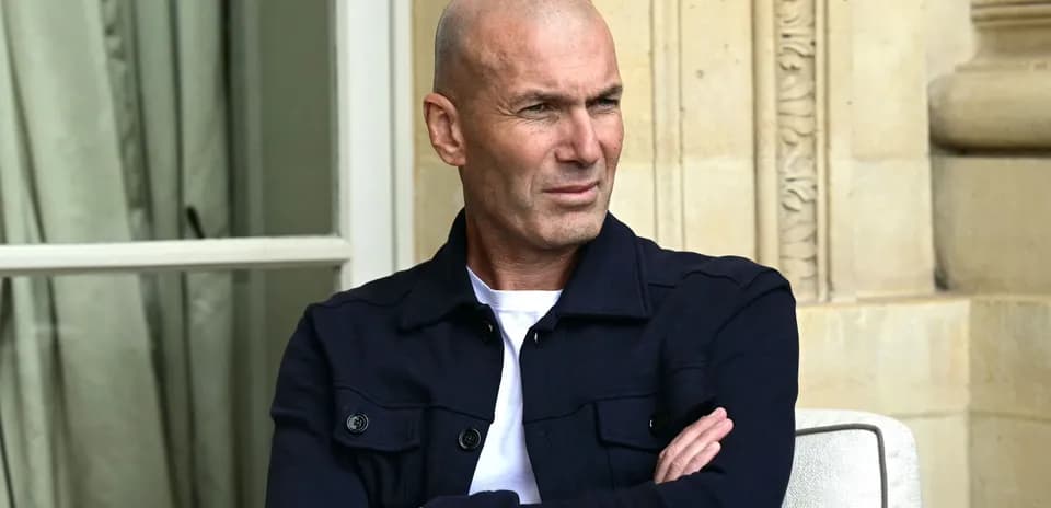 Hombre con chaqueta negra sentado con los brazos cruzados