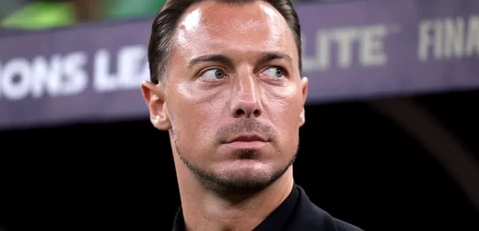 Entrenador observando el partido desde la banda