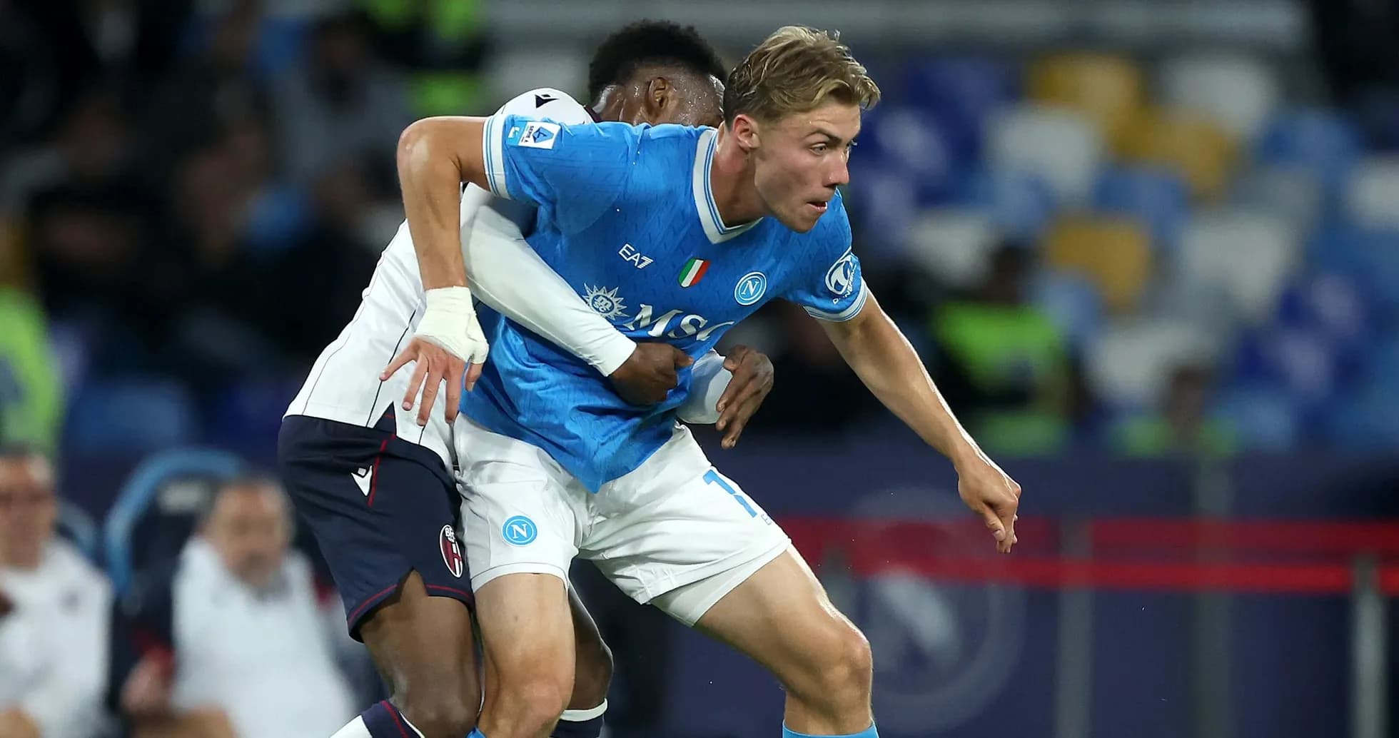 Jugador de Napoli siendo marcado por oponente durante partido