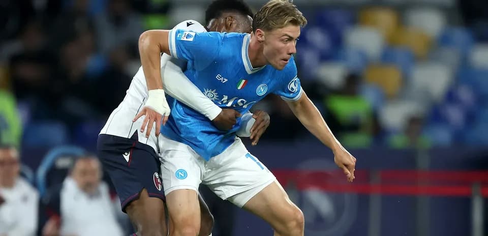 Jugador de Napoli siendo marcado por oponente durante partido