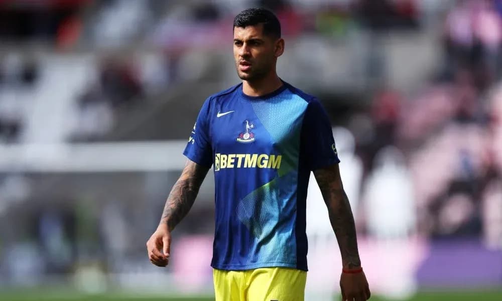 Jugador caminando en el campo antes del partido