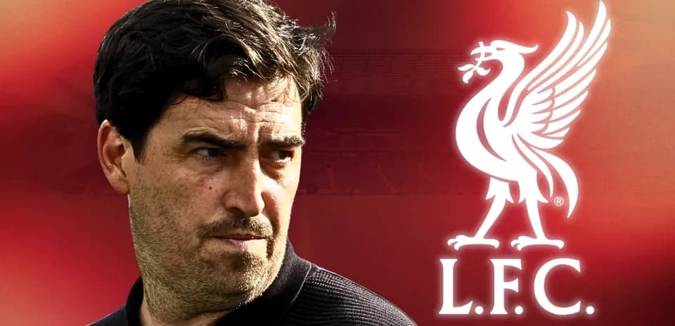 Entrenador con logo de Liverpool en fondo rojo