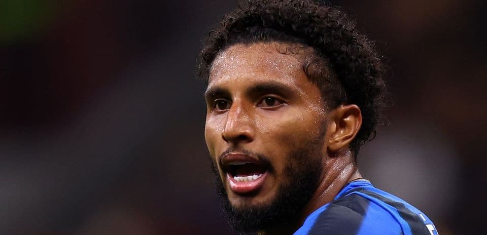 Jugador hablando durante partido de fútbol