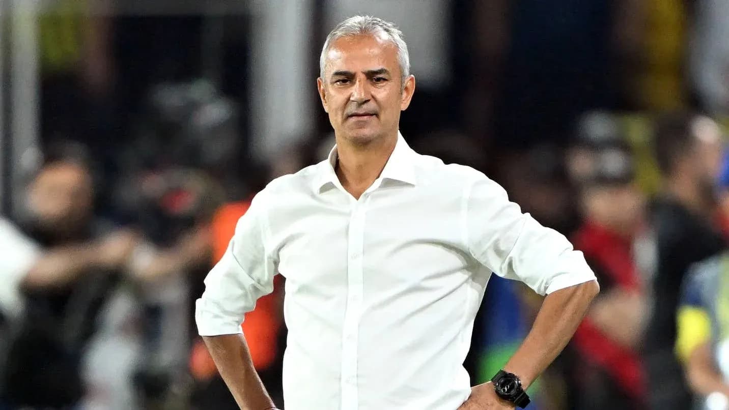 Entrenador observando el partido desde la línea lateral