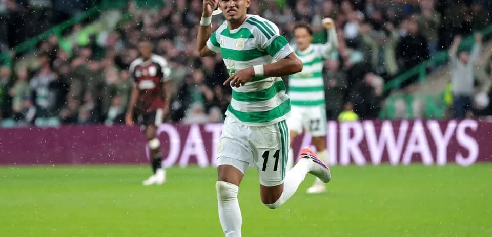 Jugador de Celtic celebrando un gol en partido