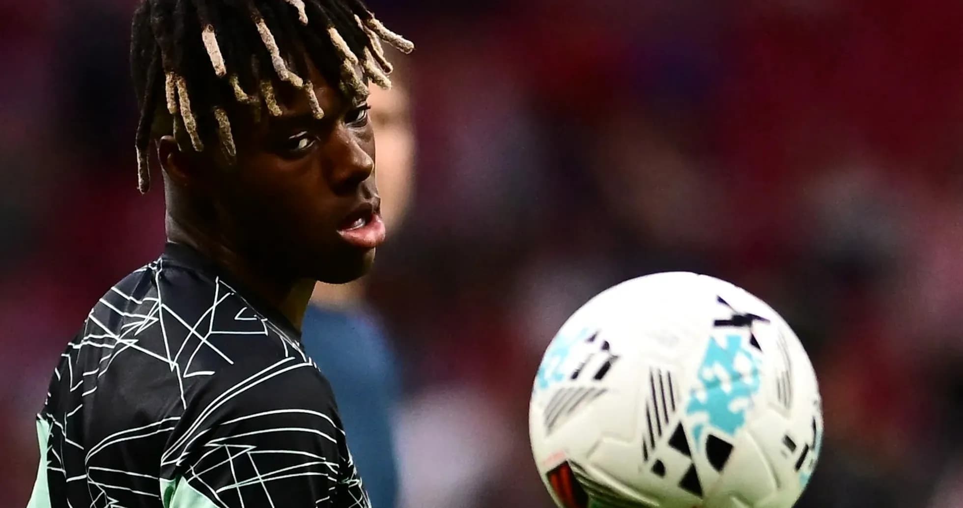Jugador mirando hacia la cámara con balón en movimiento