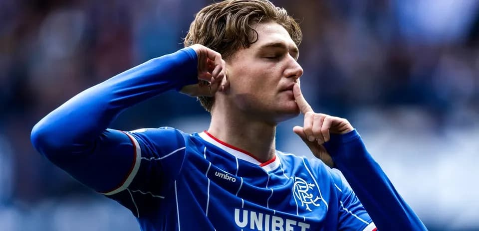 Jugador de Rangers haciendo gesto de silencio