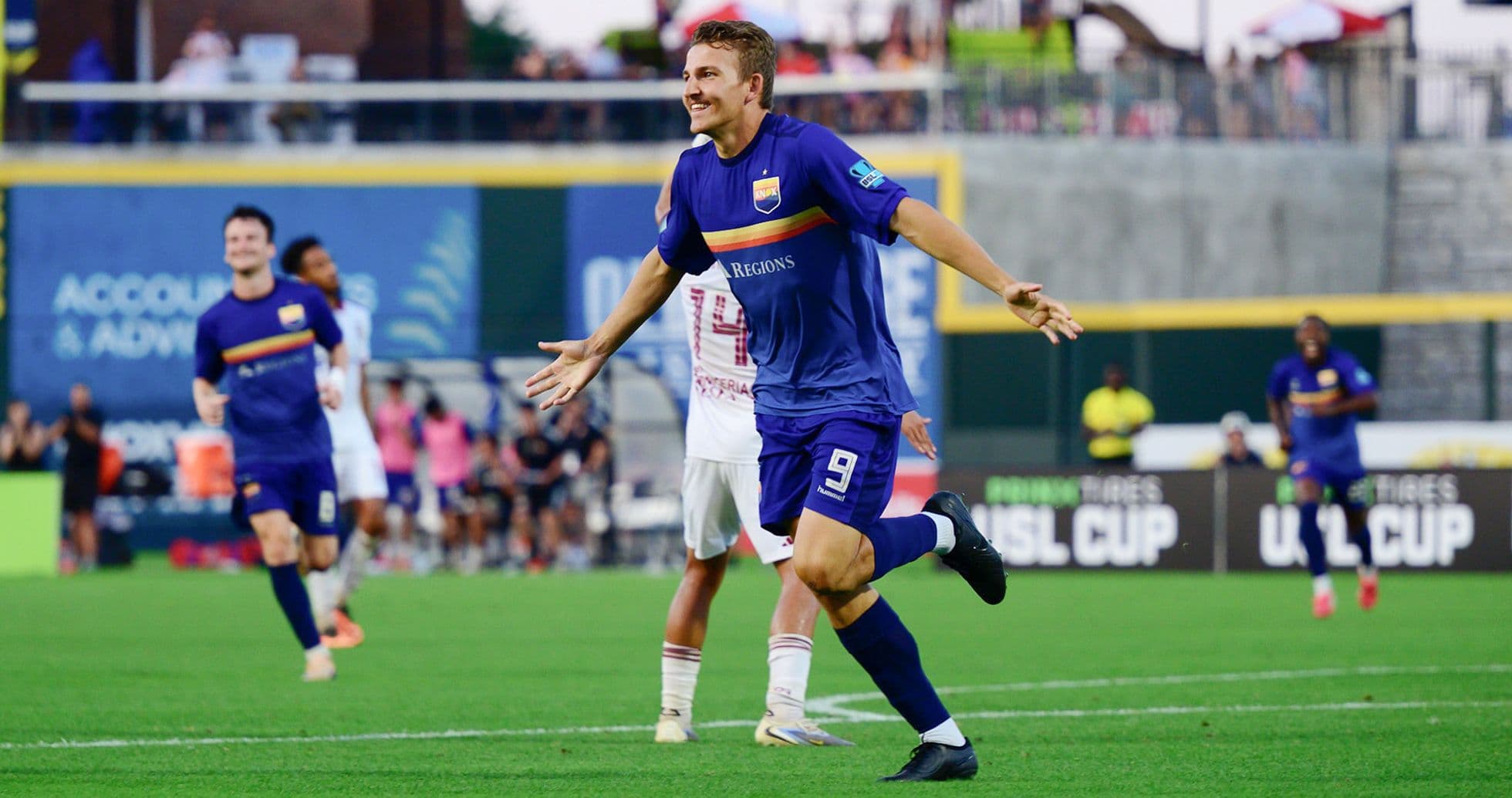 Jugador celebrando un gol en partido de fútbol