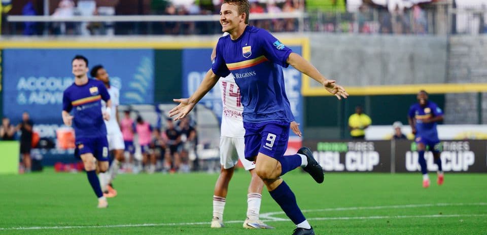 Jugador celebrando un gol en partido de fútbol