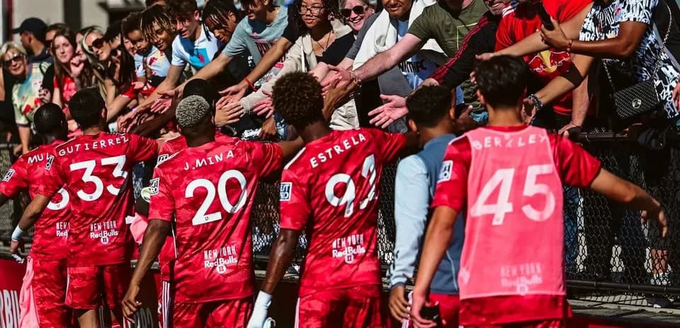 Jugadores de New York RB II saludando a la afición