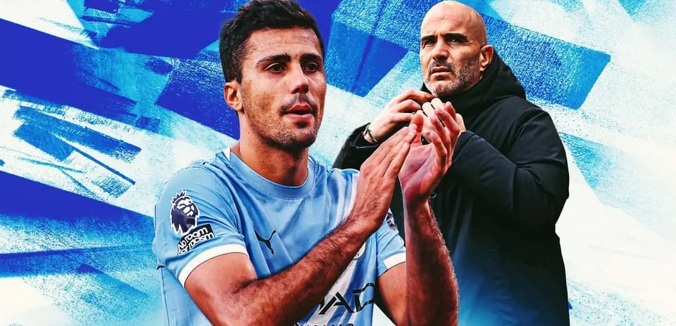 Jugador aplaudiendo con entrenador detrás en fondo azul