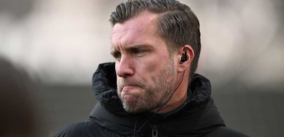 Entrenador con auriculares durante la sesión de entrenamiento